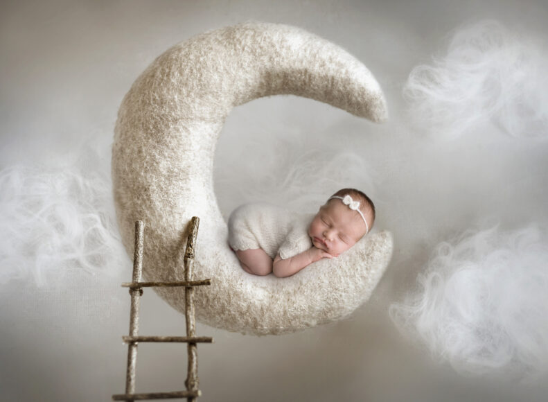 hình ảnh em bé sơ sinh dễ thương mơ ngủ