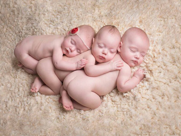 hình ảnh em bé sơ sinh dễ thương ngủ xếp hàng