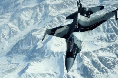Hình ảnh máy bay tiêm kích giữa núi tuyết