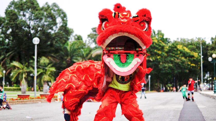 Hình ảnh múa lân với chú lân ngơ ngác