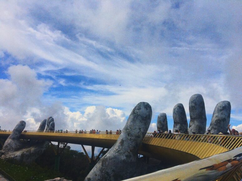ảnh một góc chụp khác từ chiếc cầu có một không hai tại Đà Nẵng