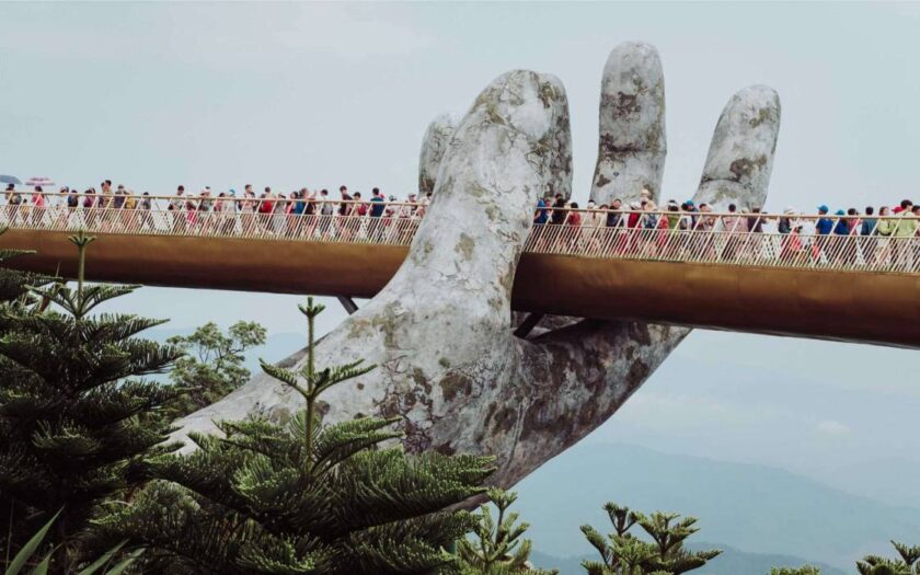 hình ảnh cây cầu tại khu du lịch Bà Nà Hills Đà Nẵng'