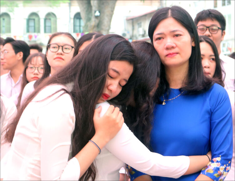 hình ảnh cô giáo và học sinh giờ phút chia tay