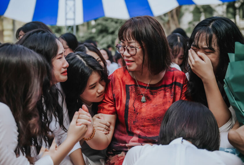 hình ảnh cô giáo và học sinh lễ bế giảng