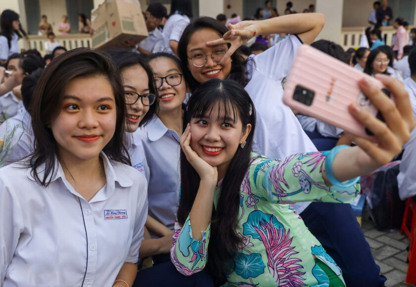 hình ảnh cô giáo và học sinh vui vẻ, thân thiết