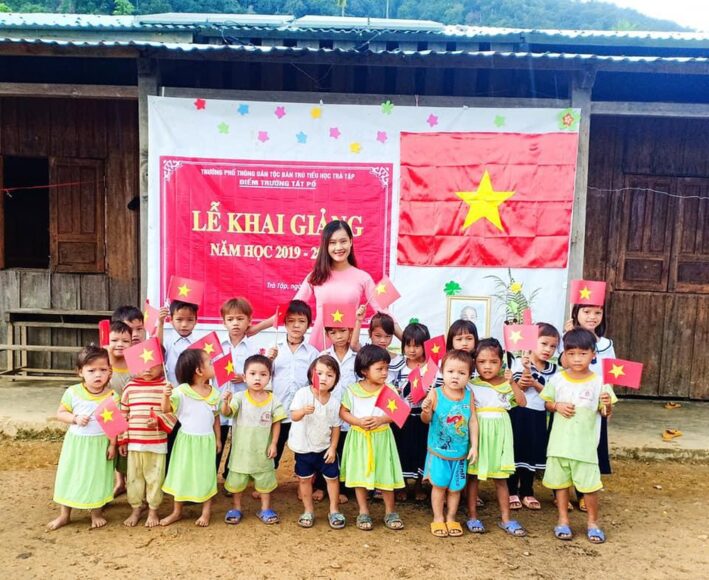 hình ảnh cô giáo và học sinh vùng cao nghèo khó