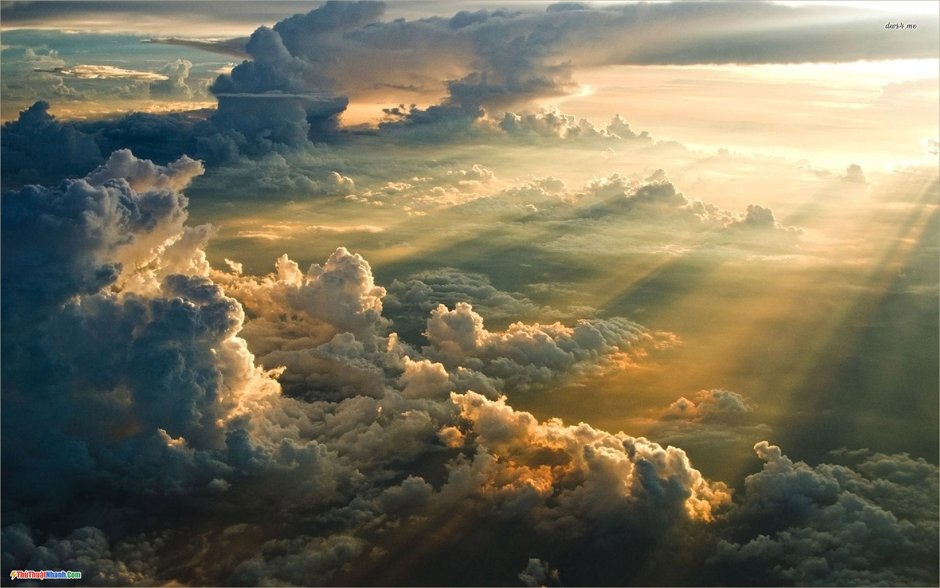 Hình Ảnh Mây Trên Nền Trời: Hùng Vĩ Tráng Lệ, Đồn Dập Đáng Sợ...