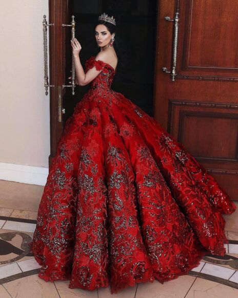 hình ảnh váy cưới màu đỏ rực rỡ
