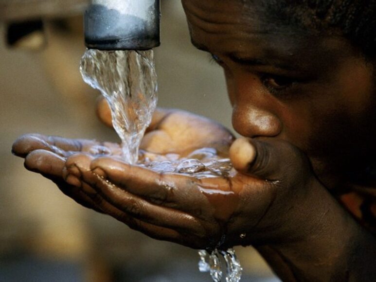 ảnh nước máy sạch ở châu Phi
