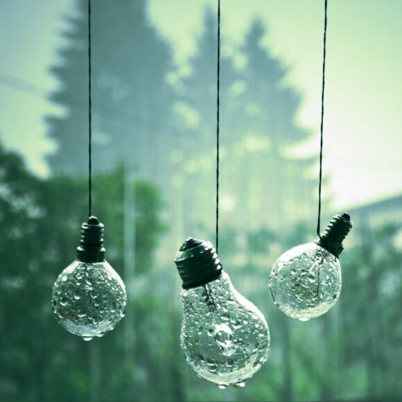 ảnh nước mưa đọng trên bóng đèn sinh động