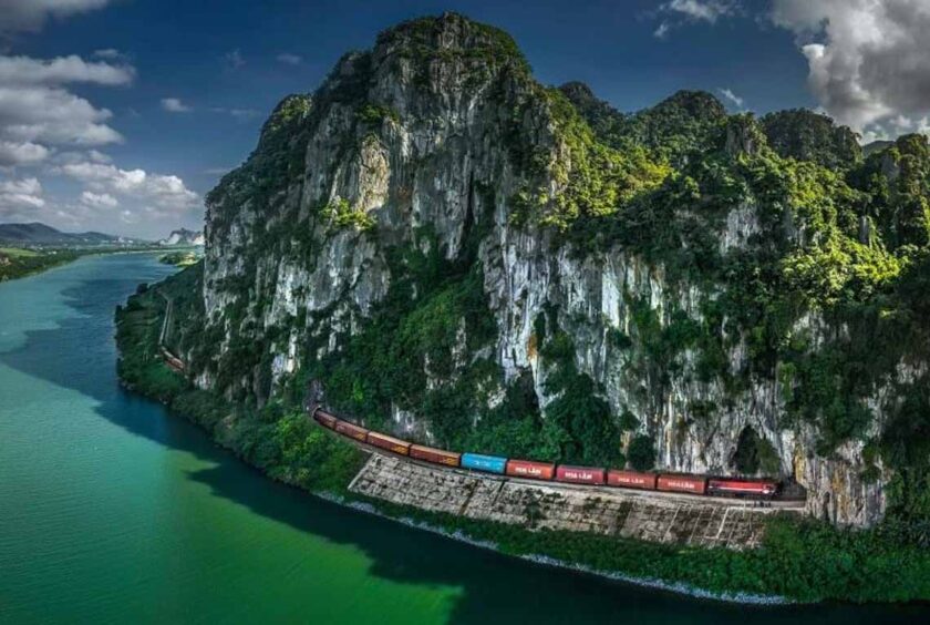 bức ảnh Tàu Qua Hầm Lệ Sơn