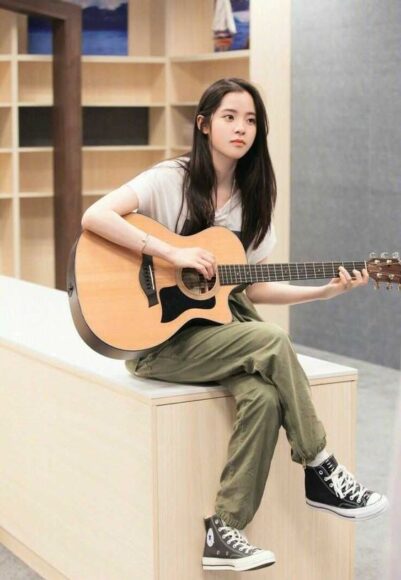 hình hot girl xinh đẹp đánh đàn guitar