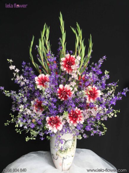 hình ảnh hoa thược dược cắm lọ để bàn