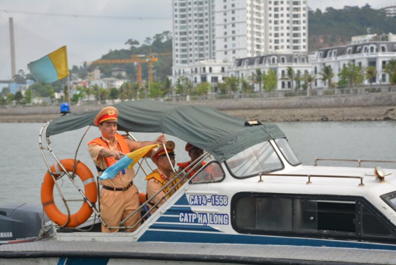 Hình ảnh an toàn giao thông cảnh sát biển