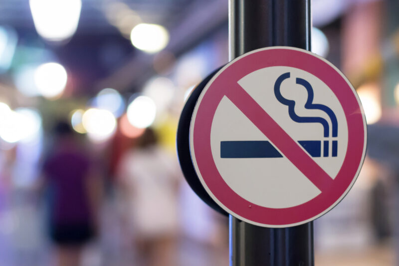 Hình ảnh cấm hút thuốc trên đường phố