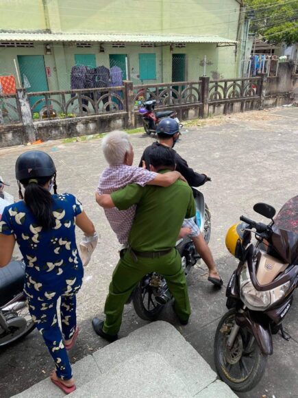 Hình ảnh công an bế cụ già làm căn cước