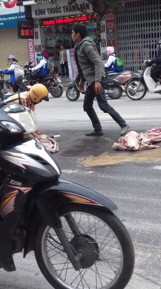 Hình ảnh công an dùng chăn cũ lau dầu loang