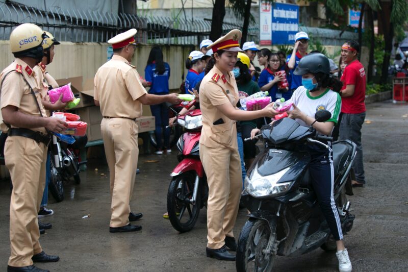 Hình ảnh công an phát khẩu trang