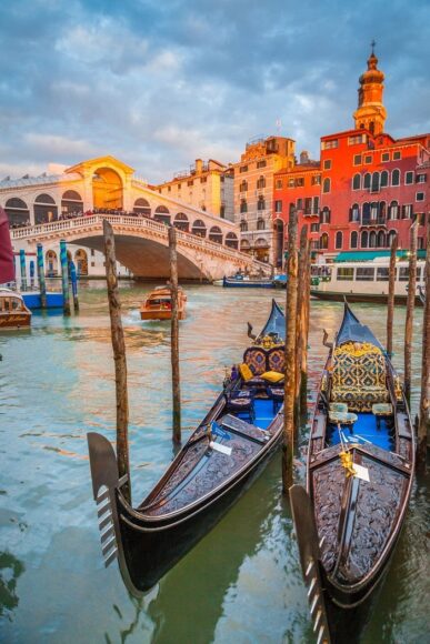 Hình ảnh thành phố Venice với thuyền gondola