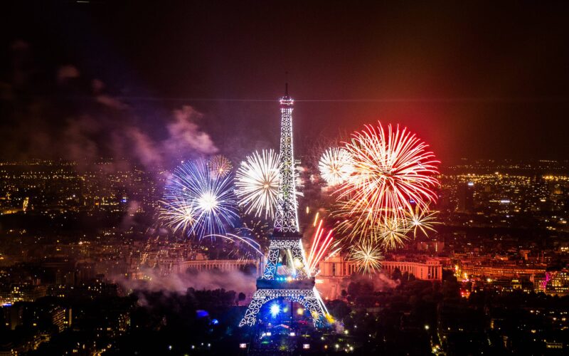 Hình ảnh từ tháp Eiffel trong đêm giao thừa