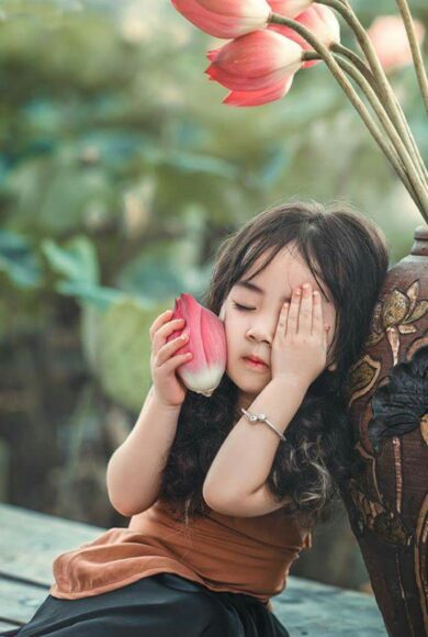 Hình ảnh trẻ con đáng yêu với hoa sen