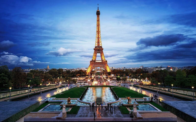 Khung cảnh tuyệt đẹp của tháp Eiffel về đêm