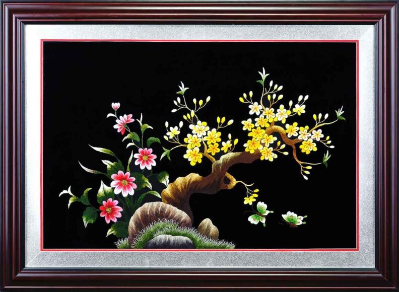 hình ảnh tranh thêu chữ thập hoa mai