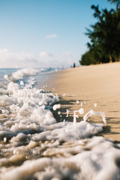 Background biển - Beach bọt sóng trắng xóa