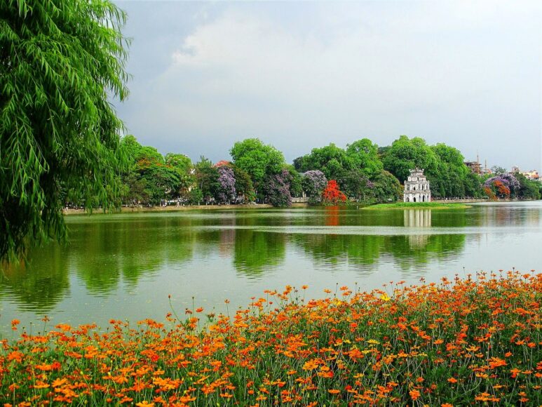 Hình ảnh Hồ Gươm và những bông hoa rực rỡ
