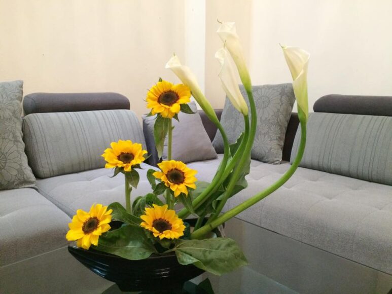 Mẫu hoa để bàn phòng khách