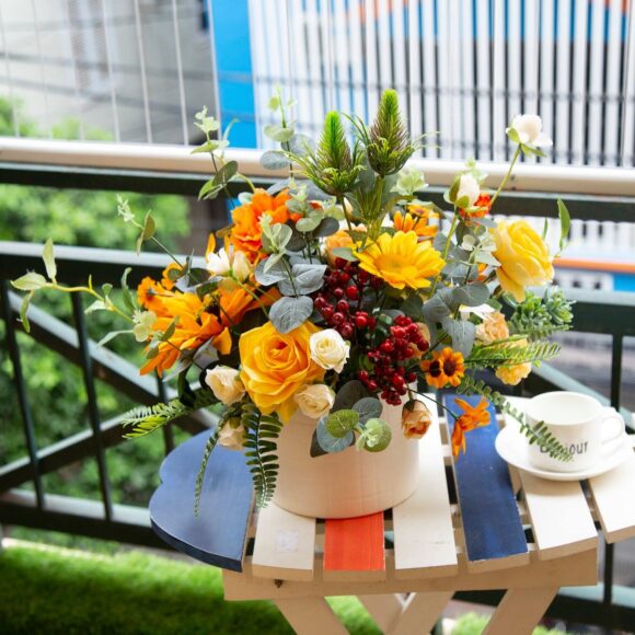 Mẫu hoa để bàn trong quán cà Phê