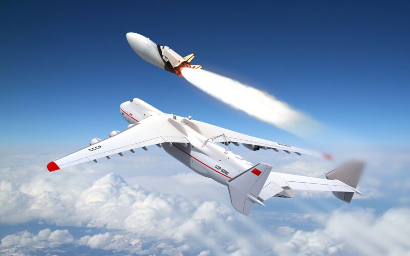 hình ảnh tàu con thoi được máy bay chở