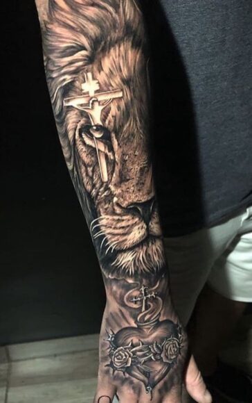 hình xăm 3d sư tử và thánh giá trên cánh tay