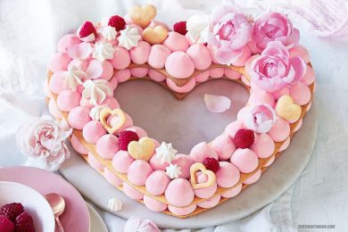 bánh sinh nhật hình trái tim màu hồng đáng yêu