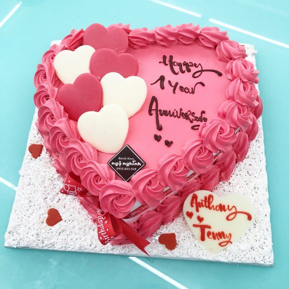 bánh sinh nhật hình trái tim màu hồng lãng mạn