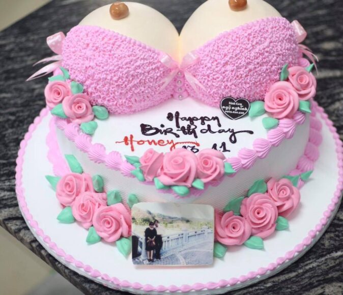 hình ảnh bánh sinh nhật bộ đồ lót màu hồng troll bựa hài hước