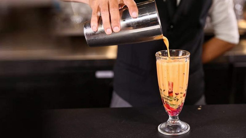 Background trà sữa đang pha chế