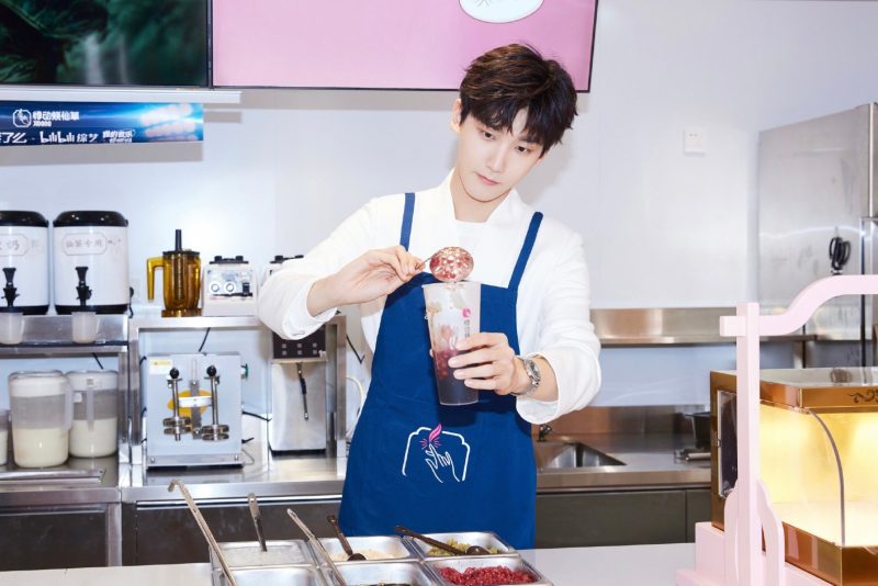 Hình ảnh Hình Chiêu Lâm nấu ăn