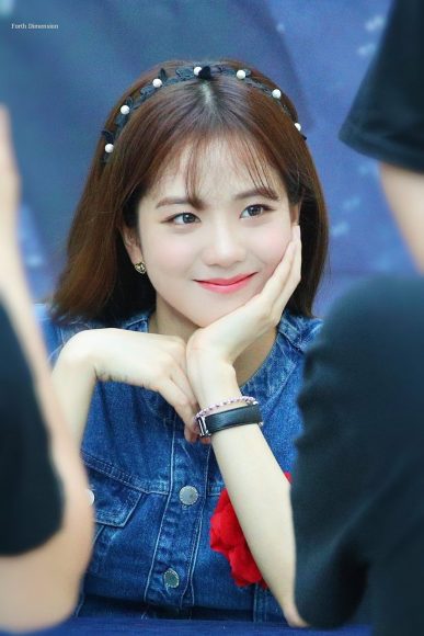 Hình ảnh Jisoo Black Pink cười mỉm đáng yêu