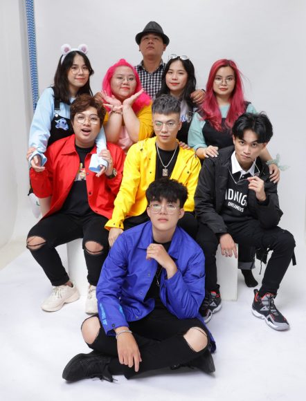 Hình ảnh Phong cận và nhóm Hero Team