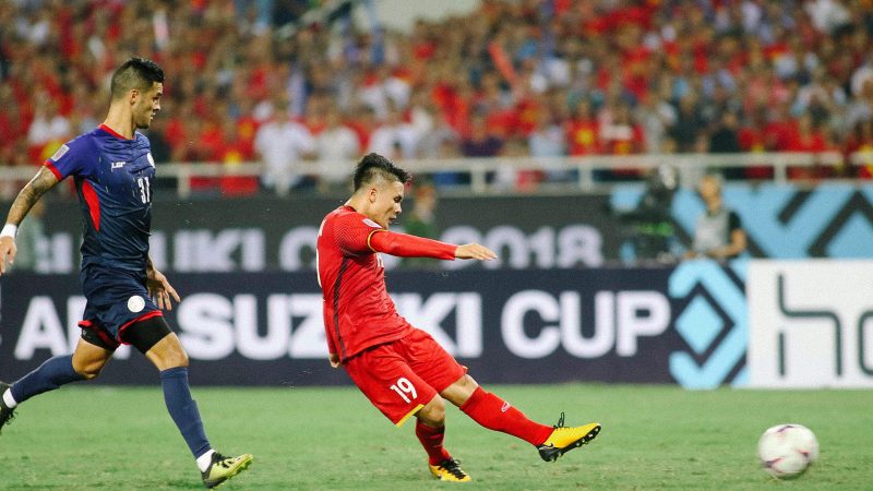 Hình ảnh Quang Hải đá bóng