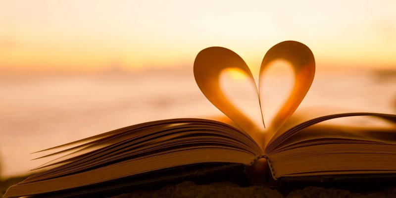 Hình ảnh cuốn sách mở ra hình trái tim