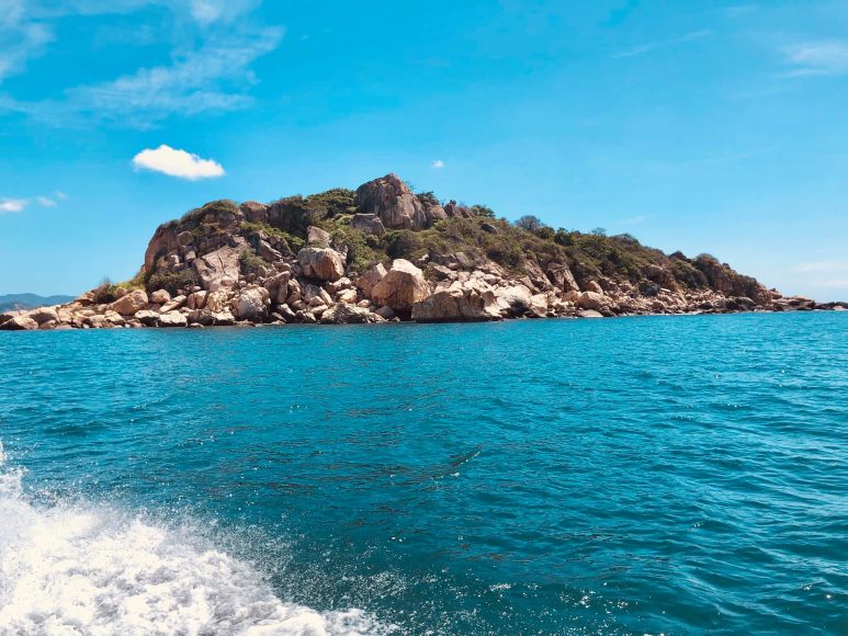 Hình ảnh đảo Bình Ba đẹp với làn nước biển xanh ngắt