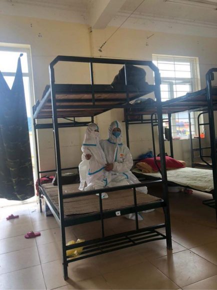 Hình ảnh em bé đi cách ly ấn tượng