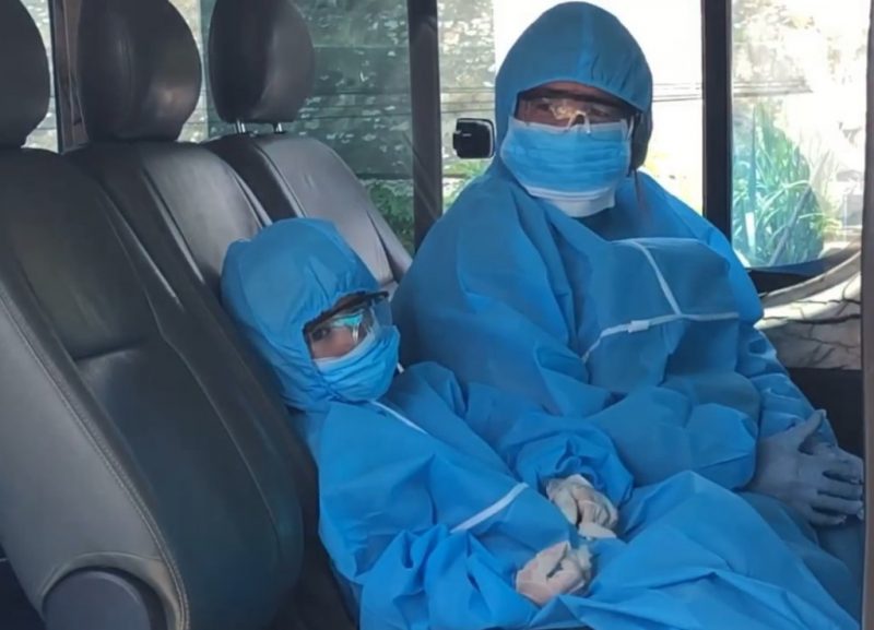 Hình ảnh em bé đi cách ly cùng bố