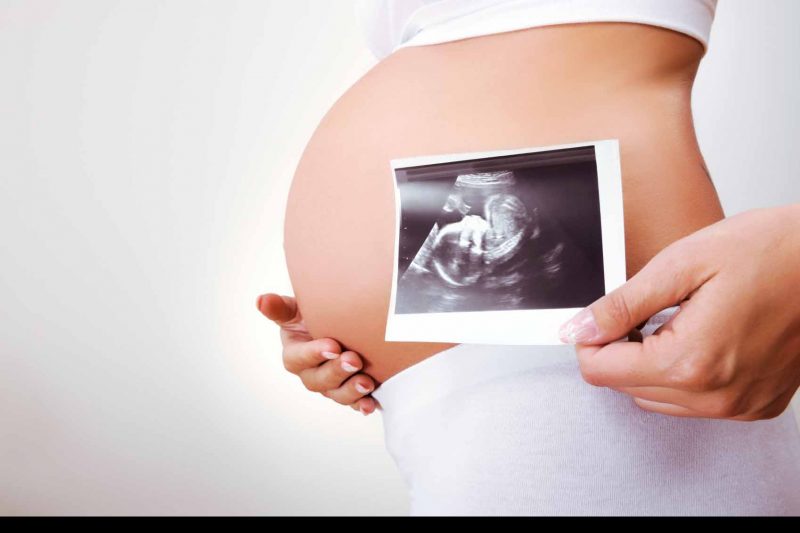 Hình ảnh em bé trong bụng mẹ và hình siêu âm