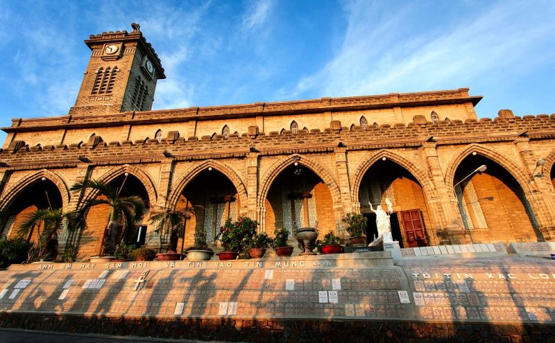 Hình ảnh nhà thờ đá Nha Trang đẹp khi nhìn từ dưới lên