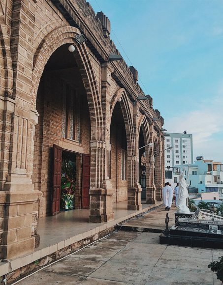 Hình ảnh nhà thờ đá Nha Trang đẹp từ bên ngoài hành lang