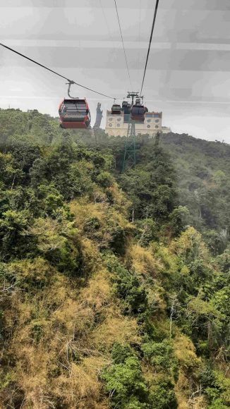 Hình ảnh núi Bà Đen đi cáp treo lên núi