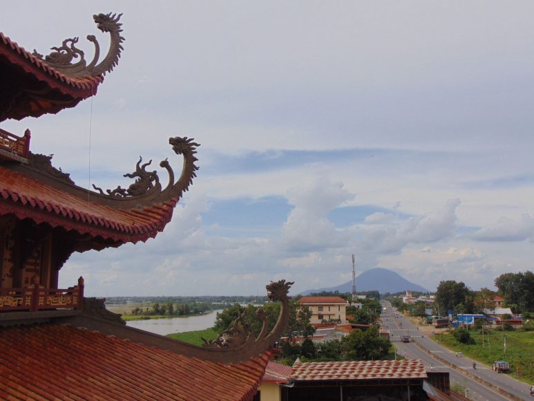 Hình ảnh núi Bà Đen nhìn từ chùa Cẩm Phong